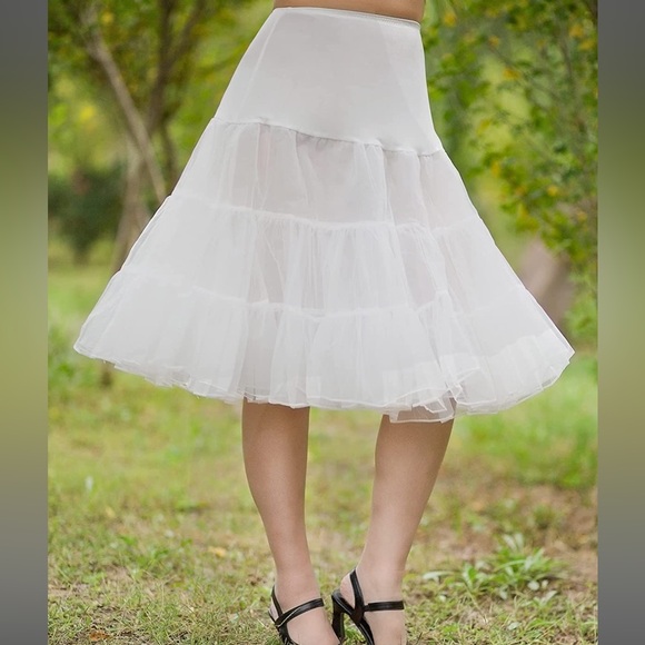 Elegant White Tulle Petticoat - Picture 1 of 7